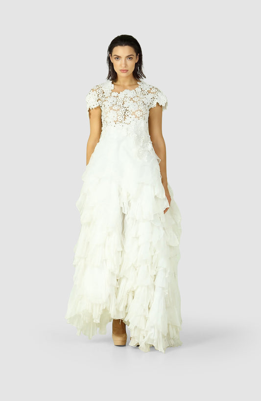 Ivory Dream Gown – A Symphony of Romance and Movement